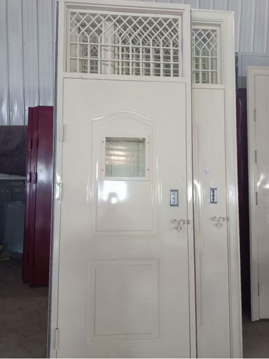 额敏学校教室门