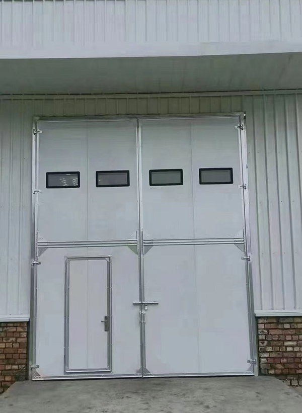 额敏工业门在设备装配车间出入口的实施记录