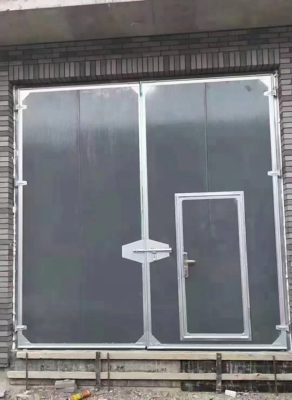 额敏工业平开门在大型设备制造车间的应用实例 额敏工业平开门在大型设备制造车间的应用实例